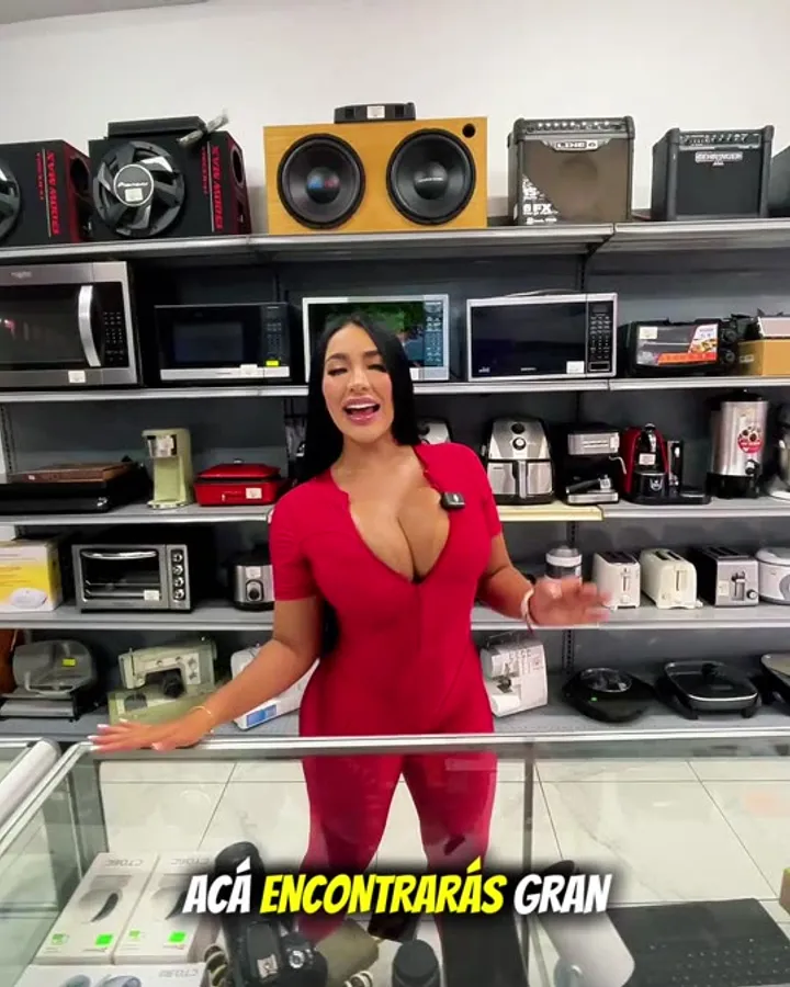 Presentadora en el local de M&S Te Presta, con subtítulos en pantalla